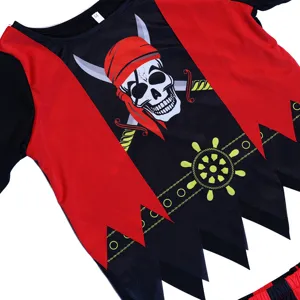 Dettaglio costume pirata bambini, top nero e rosso con stampa teschio per festa Halloween.