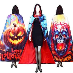 Cape à capuche d'Halloween vue détaillée avec imprimés de citrouille effrayante et de crâne pour costume.