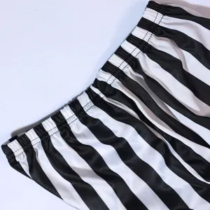 Gros plan détail du tissu de ceinture élastique rayé noir et blanc pour vêtement de costume.