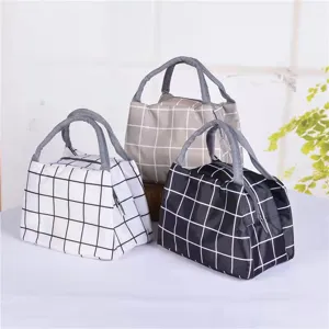 Dettaglio della borsa termica con motivo a quadri, cerniera resistente e manici grigi comodi.