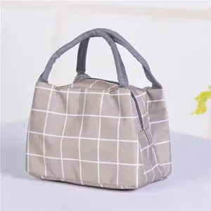 Vista dettagliata della borsa termica grigia a quadri con manici resistenti e pratica cerniera.
