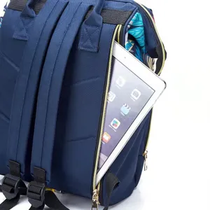 Vue détaillée du sac à dos à langer multifonctionnel avec une poche zippée latérale.