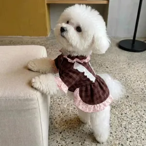 Lindo vestido a cuadros marrón para mascotas con detalle de delantal de encaje para perros.