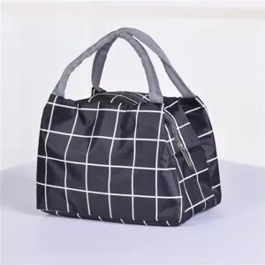 Dettaglio della borsa porta pranzo a quadri neri e bianchi con tessuto resistente e chiusura a zip.