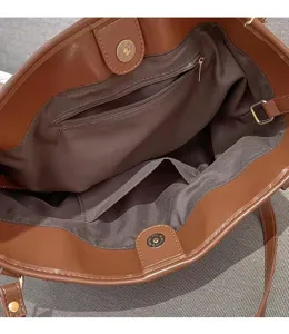 Braune Ledertasche Innendetail mit geräumigem Hauptfach, Reißverschlusstasche und Magnetverschluss.
