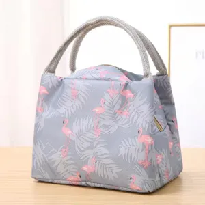 Dettaglio borsa termica grigia con stampa fenicottero rosa e foglie di palma e manici.