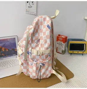 Vista dettagliata dello zaino da studente a quadretti rosa, grande capacità stile coreano.