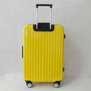 Harter Reisekoffer in leuchtendem Gelb mit Rillen, Teleskopstange und leichtstaengigen Raedern.