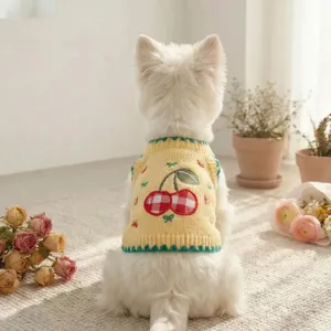 Joli pull jaune pour chien avec broderie cerise, gilet en tricot chaud pour petit chien en hiver.