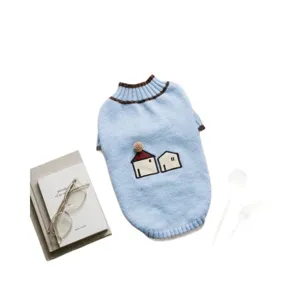 Gemütlicher blauer Strickpullover für kleine Hunde und Katzen, süßes Haus-Muster Winter Haustierkleidung.