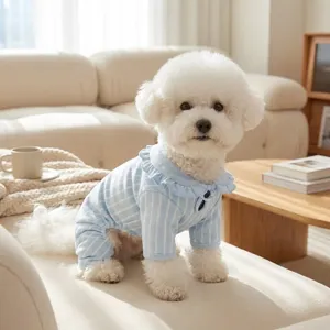 Niedlicher blau gestreifter Hunde Pyjama, warme vierbeinige Haustierkleidung für kleine Hunde.