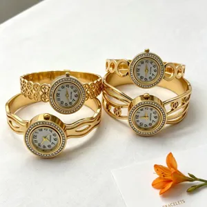 Detailansicht von Damen Goldarmbanduhren mit Strass-Zifferblatt und Hohlmustern