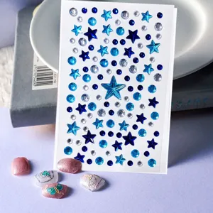 Macro-opname van blauwe ster acryl strass stickers voor make-up en nail art decoratie