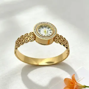 Detailansicht eines goldenen Damen-Uhrenarmbands aus Titanstahl mit Blumenmuster