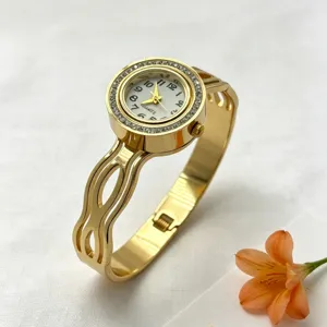 Elegante goldene Damenarmbanduhr mit Strass-Lünette und einzigartigem Hohlband-Design