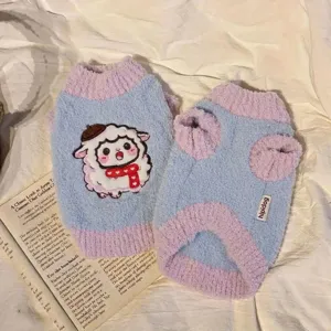 Cute cartoon sheep fleece pet sweater detail, soft color-blocking two-legged dog clothes for winter.