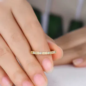 Vintage gouden milgrain ring met baguette en ronde steentjes voor dames sieraden.