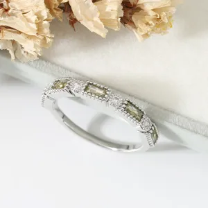 Prachtige vintage zilveren ring met olijfgroene baguette stenen en fijne details.
