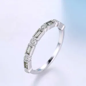 Detail vintage olijfgroene baguette diamant eternity ring, elegante milgrain dames ring.