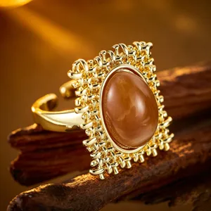 Antiker vergoldeter Offener Ring mit braunem Edelstein und filigranem Hohlmuster Design.