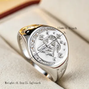 Detailansicht des astrologischen Siegelrings mit funkelnden Zirkonen, Mond und Sternen.