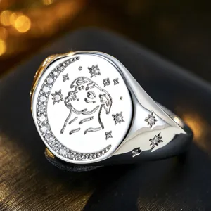 Detailaufnahme eines silbernen Widder Sternzeichen Siegelrings mit Zirkon Mond und Sternen.
