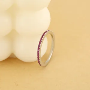 Zarter feiner Zirkon Ring mit rosa Steinen minimalistischer stapelbarer Schmuck Detail