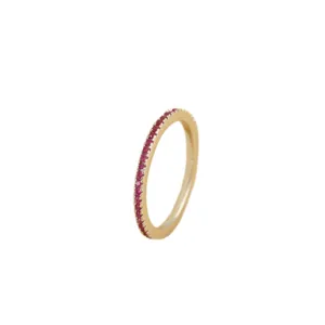 Eleganter dünner goldener Stapelring mit funkelnden roten Rubinen für Damen Hauptansicht.