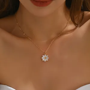 Charming small daisy flower necklace pendant detail, elegant gold chain for women daily wear.