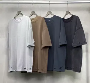 Vue détaillée de t-shirts oversize lourds et usés avec un look vintage et vieilli.