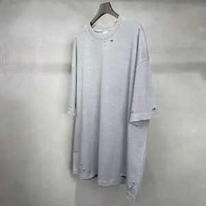 T-shirt homme oversize vintage délavé avec trous pour un style streetwear estival branché.