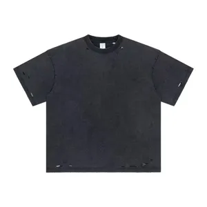 Détail du t-shirt à manches courtes délavé style vintage avec finitions usées et col.