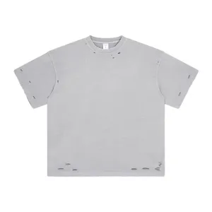 Détails du t-shirt oversize gris vintage usé et vieilli à manches courtes et trouées.