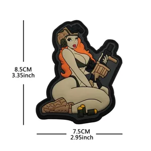 Taktischer PVC-Moralaufnäher mit Anime-Militär-Pin-up-Girl-Design für Rucksäcke und Ausrüstung.