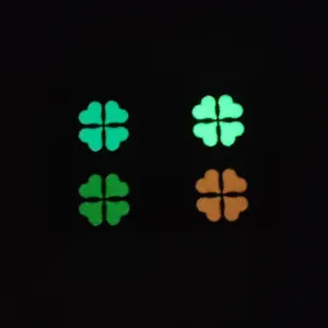Vista detallada que muestra parches tácticos de trébol de cuatro hojas luminosos.