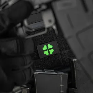 Parche táctico luminoso de trébol de cuatro hojas para equipamiento militar al aire libre.