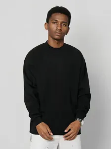 Zwart heren t-shirt met lange mouwen en ronde hals, comfortabele en hippe casual pasvorm.