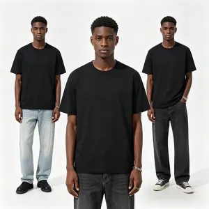 Dettaglio t-shirt uomo girocollo manica corta nera stile classico tinta unita streetwear base.