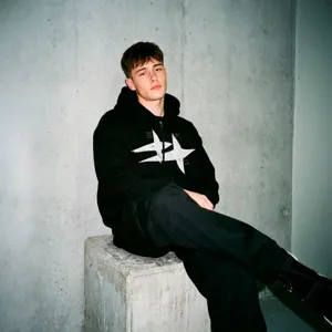 Vue détaillée du sweat à capuche zippé noir avec un imprimé étoile audacieux, style streetwear.