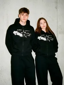 Vue détaillée du sweat à capuche noir avec une impression graphique de voiture unique.