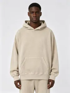 Vue détaillée du sweat oversize en molleton bouclé lavé de couleur beige au quotidien.