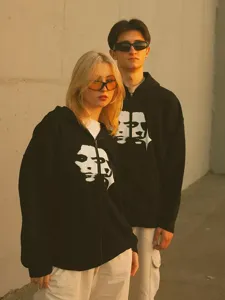 Sweat à capuche noir zippé rétro pour hommes et femmes, haut streetwear graphique.