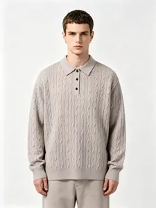 Detalle de jersey polo vintage de punto trenzado para hombre, textura suave, cuello.
