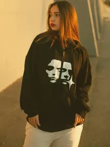 Sweat à capuche noir zippé décontracté avec imprimé graphique unique et coupe ample.