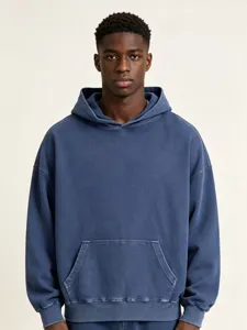 Vue détaillée du sweat à capuche uni lavé avec poche kangourou et tissu éponge texturé.