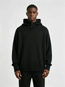 Vue détaillée du pull en tricot côtelé noir montrant le col à capuche et les boutons élégants.
