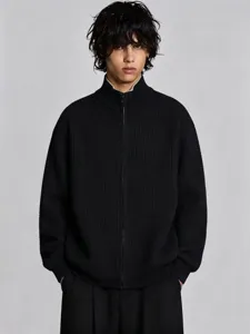 Cardigan pull zippé col montant en tricot gaufré pour homme en noir pour l'automne hiver.