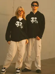 Vue détaillée du sweat à capuche zippé graphique streetwear vintage, haut tendance et ample.