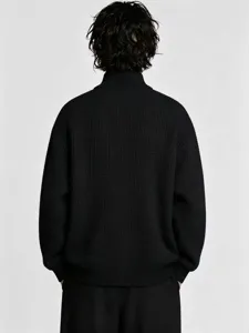 Vue arrière détaillée du pull zippé noir pour homme en tricot gaufré texturé doux.