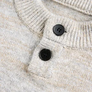 Herren Freizeitmantel Strickpullover Detail, neutraler Henley Kragen, weicher grauer Stofftop.